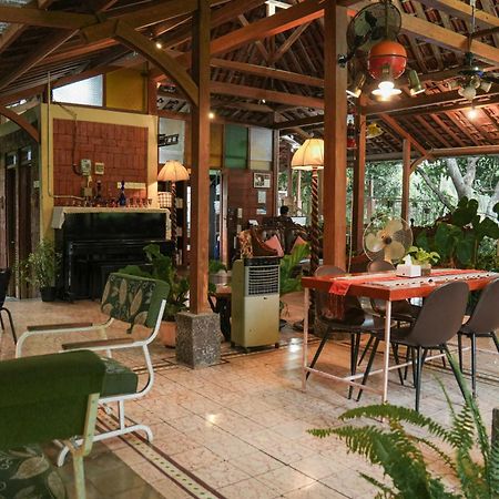 Djajanti House Bed & Breakfast Semarang Exterior photo